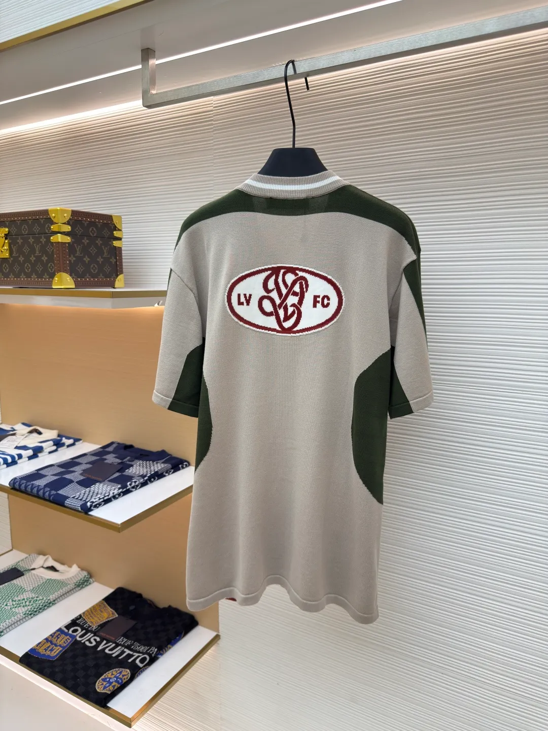 LOUIS VUITTON jersey show style knitted short sleeves ●Authentic product: Purchased and developed for 9999 ●Item number: 1680297-B15 ●Fabric: long-staple cotton ●Technology: 16-needle flat knitted piece ●Version: fitted version ●Weight: about 310 grams ●Size: S-M-L-XL ●Description: The process is complex, the yarn is custom-woven and dyed, and the custom-dyed development takes more than a month. Custom-made cotton yarn is introduced. The jacquard fabric requires fine yarn count and extremely high requirements for raw cotton. The letter pattern adopts double-sided hanging wool technology, fine workmanship, and clear texture. The ultra-fine weaving thread is made of environmentally friendly fiber. The overall wiring is straight and delicate, the fabric is comfortable and soft, and the color is consistent without color difference. It can be matched with the same style to create a fashionable look and control various occasions. Customized accessories, complete with three standards, same style for men and women!